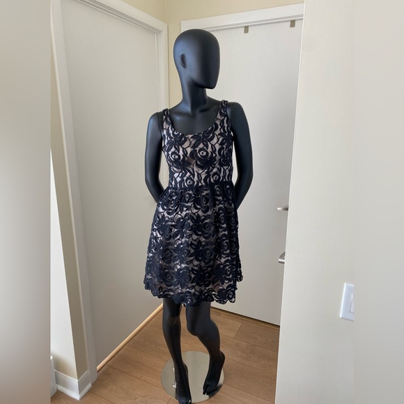 Rose-lace Cocktail Dress - Picture 2 of 7